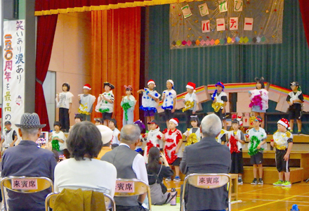 子どもたちの発表を見学